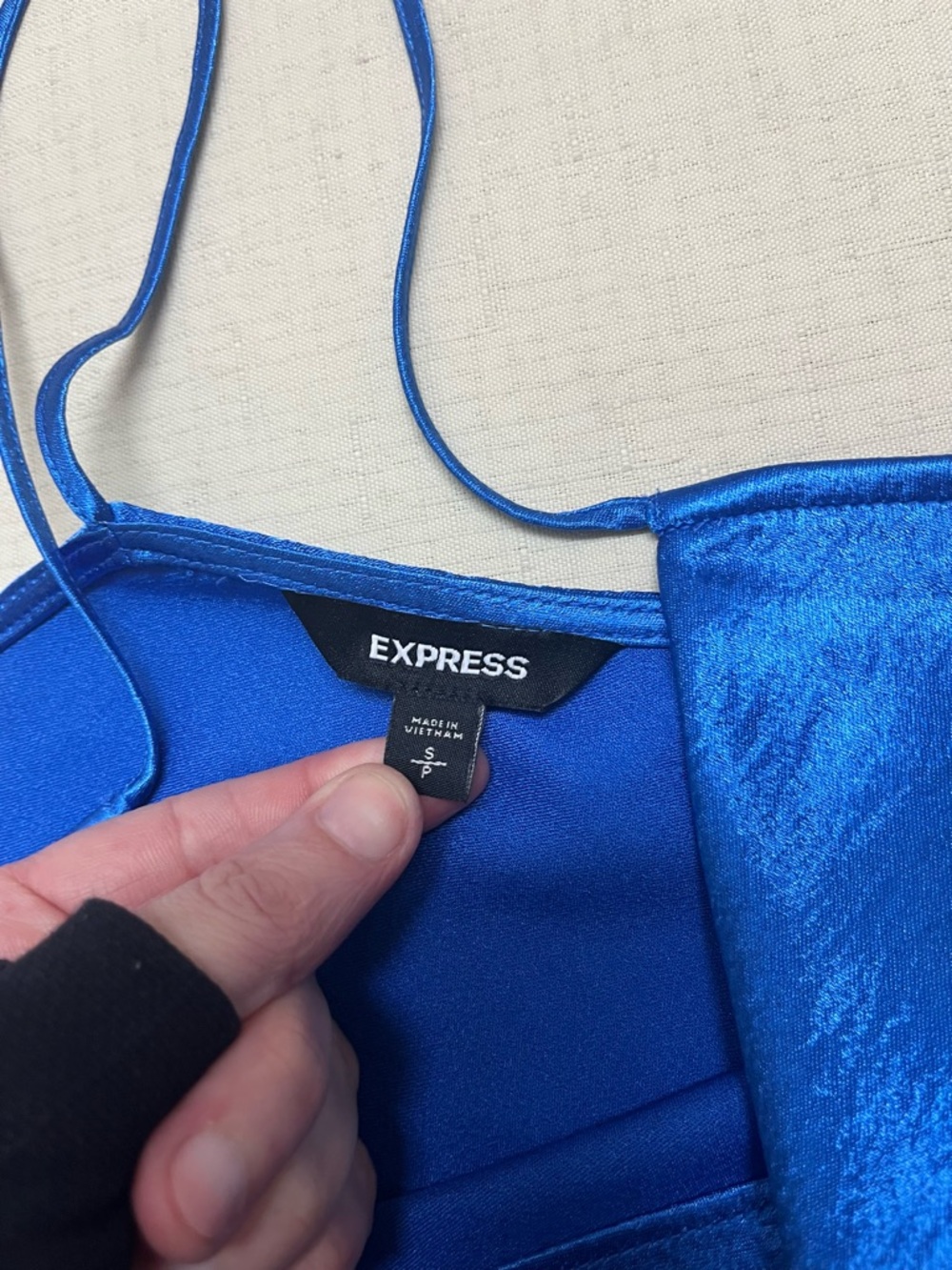 Express S vibrant blue satin cowl neck T back camisole - Picture 5 of 12